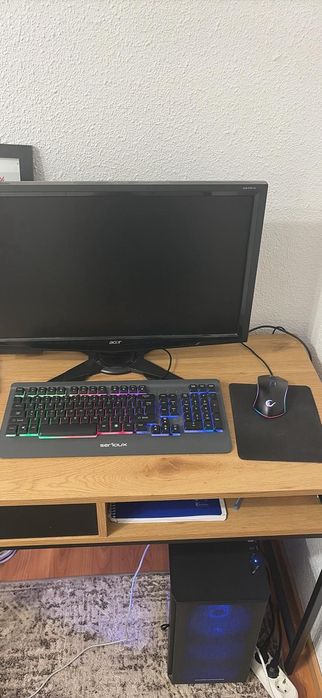 Gaming PC cu monitoare, mouse si tastatura