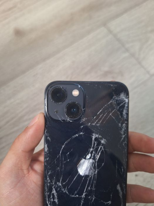 Разбитый айфон 13