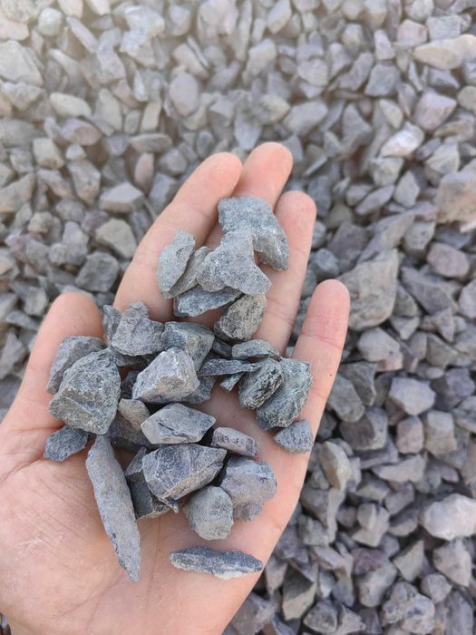 Piatra concasata decorativa granit marmura calcar alb galbui