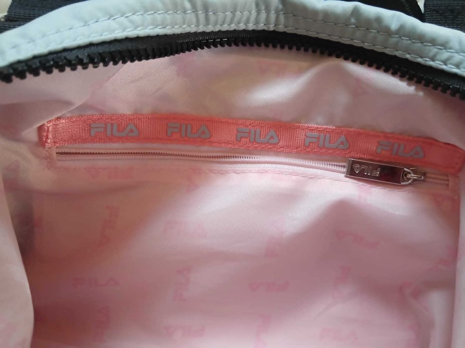 Продавам страхотна спортна дамска чанта / малък сак FILA.