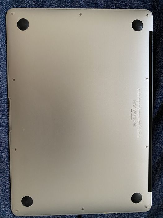 MacBook Air 2012 с оригинално зарядно