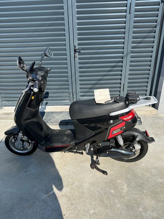 Vând scuter electric RKS R8