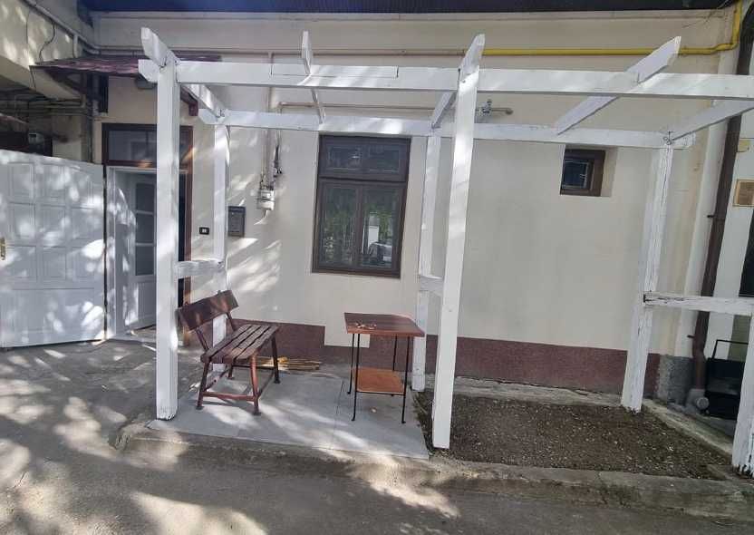 Apartament 1 camera, ultracentral Arad, curte comuna, cu boxa depozitare, de inchiriat