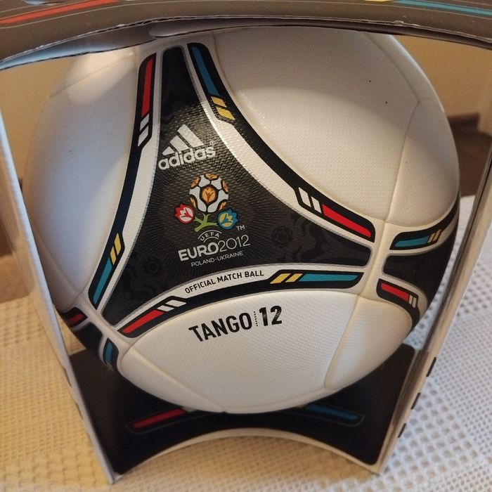 Футболна топка ADIDAS TANGO 2012
