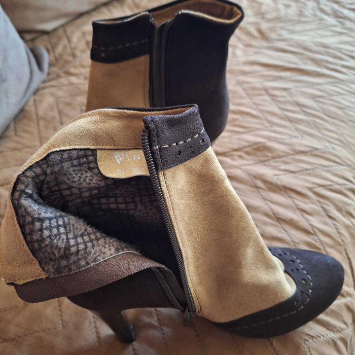 Дамски велурени боти с висок ток и скрита платформа.