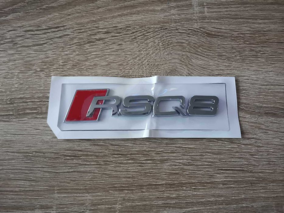 сребриста емблема Audi RSQ8
