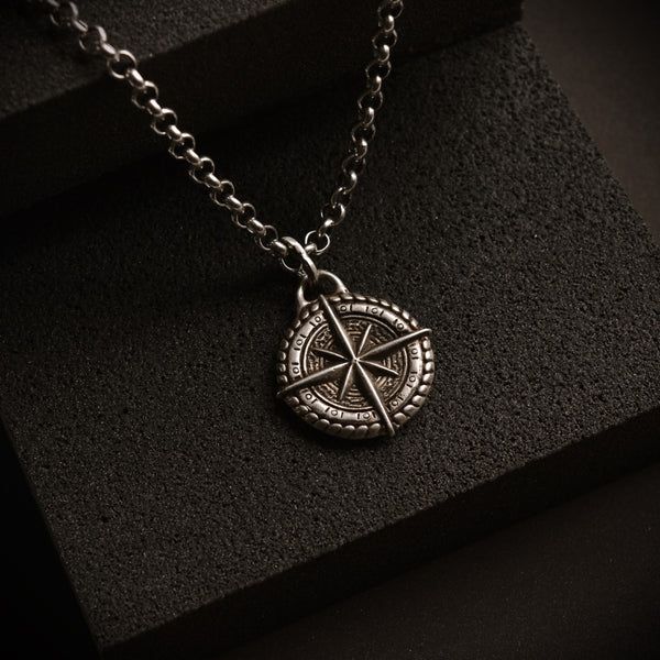 Сребърен медальон 925 „Компас“ – талисман за посока, закрила и сила