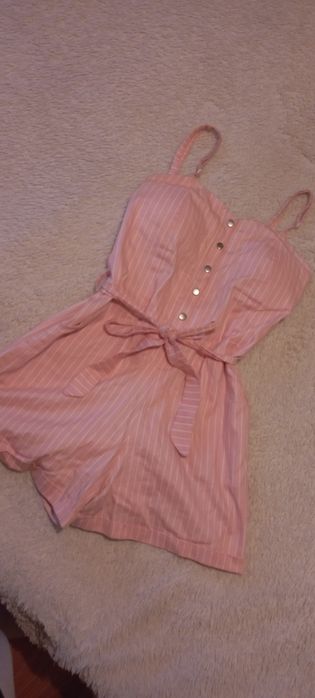 Летний комбинезон 
Розовый в белую полосочку, на завязке 
И