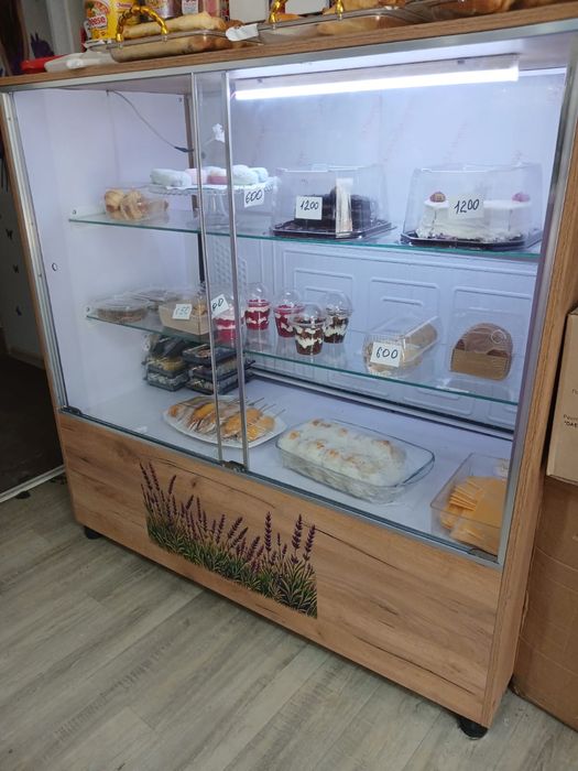Продаю витринный холодильник десертницу