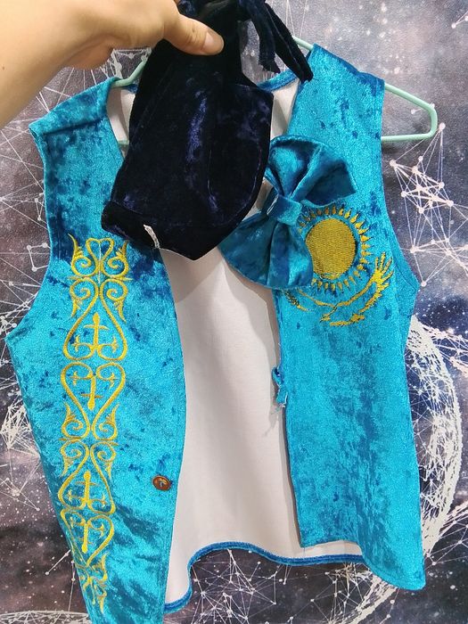 Продам жилетку ,бабочку