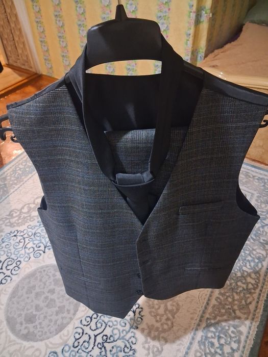 Продам костюм тройка с галстуком