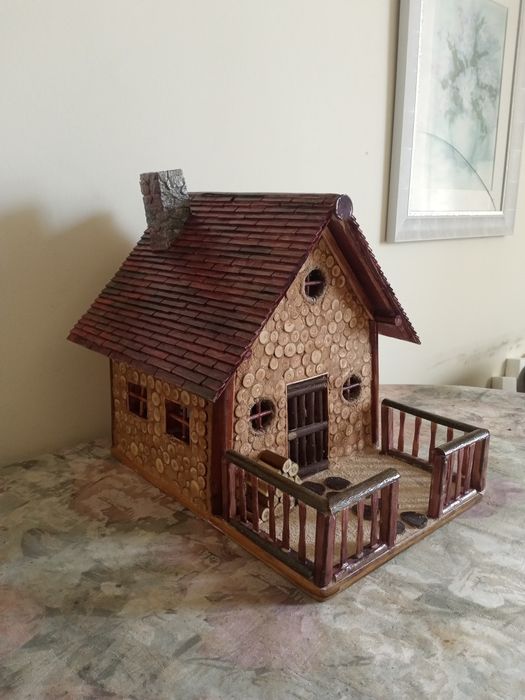 Дървена горска хижа.