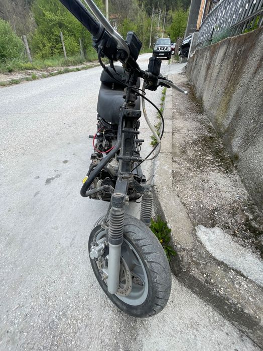 Стари скутери палят и вървят