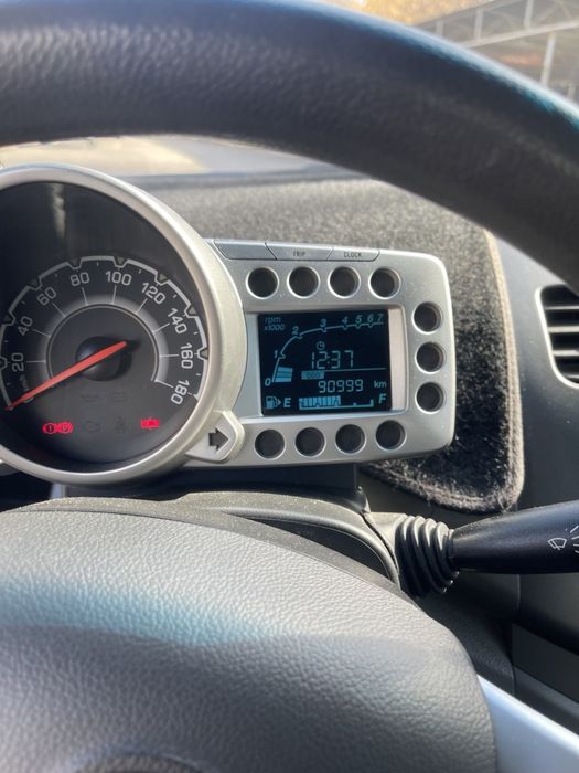 Автомобиль марки Спарк отечественного производства салатого цвета с п