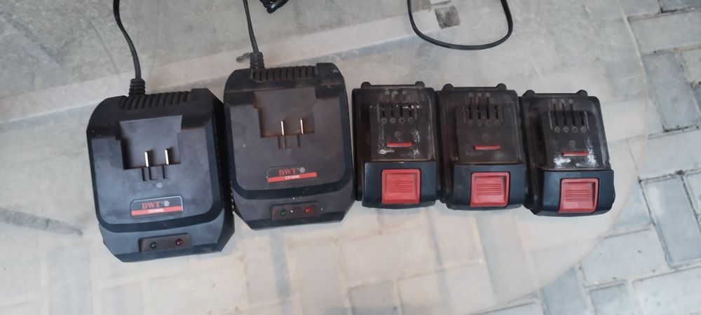 Продам аккумуляторы и зарядное dwt