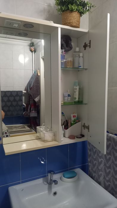 Тумба с зеркалом в ванную