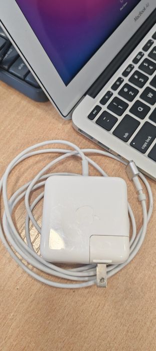 MacBook Air 11-inch Model A1465 EMC 2631 за части. Работи много добре.