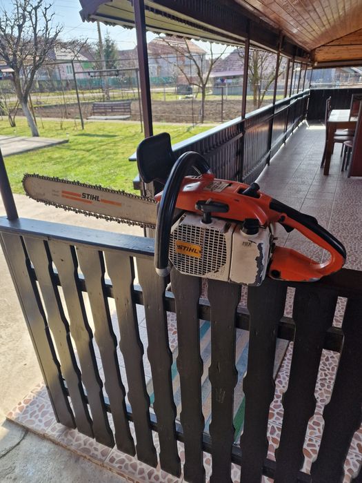 Vând drujbă Stihl 032 AV Electronic