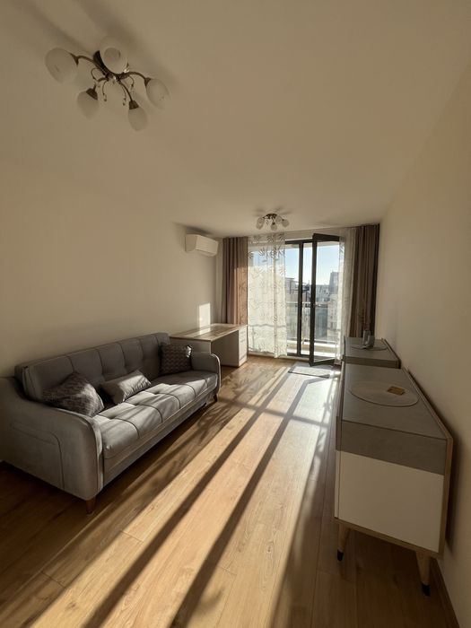 Тристаен Апартамент с ПАРКОМЯСТО, 2 бани, 2 спални до Катедралата.