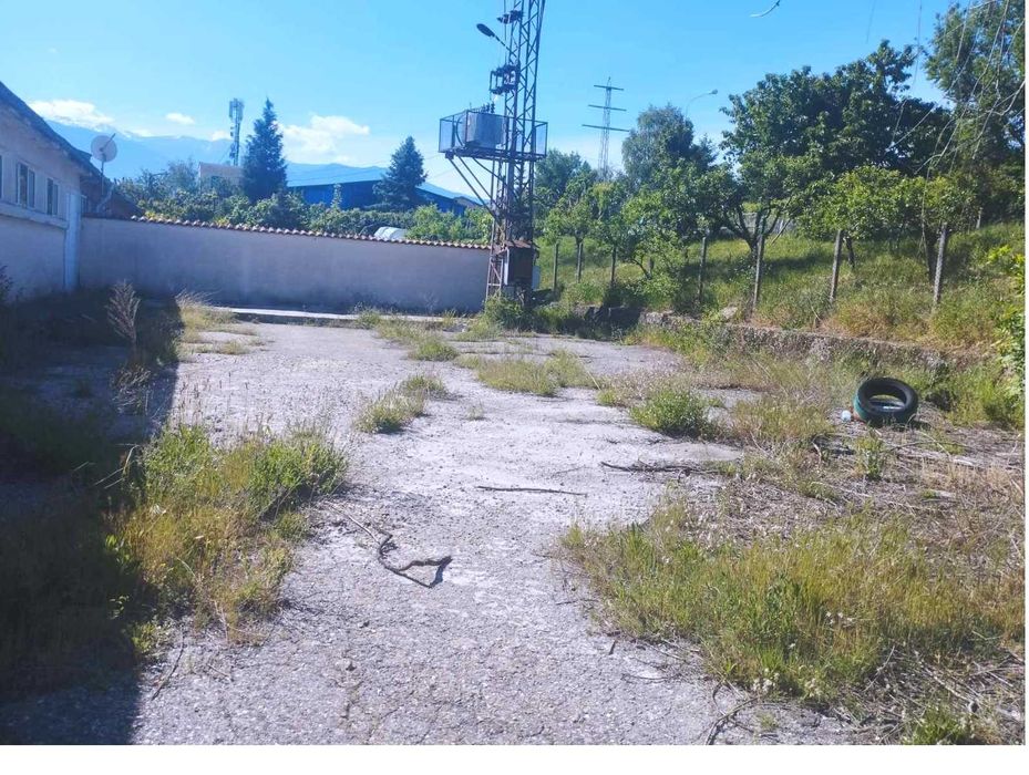 Продава промишлено помещение - сграда с двор