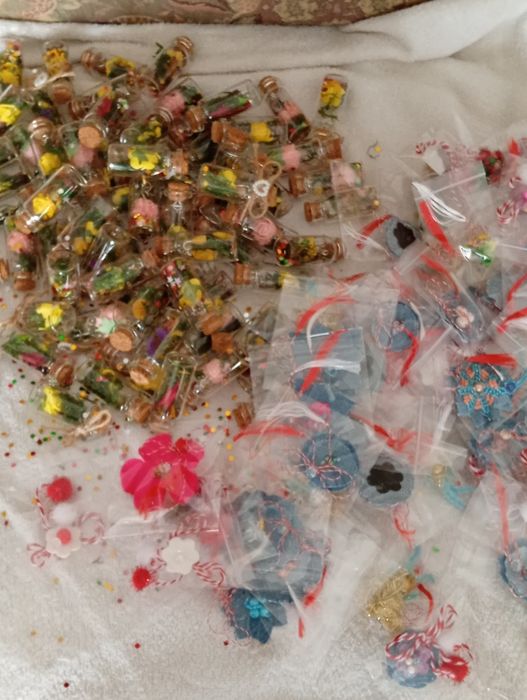 Vand martisoare 300 bucăți