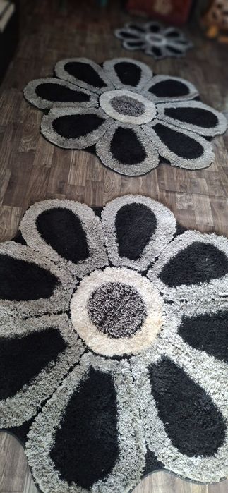 2 bucati floare mare 1.50 /1.50cm si 5 bucati floricele mivi70cm/70 cm