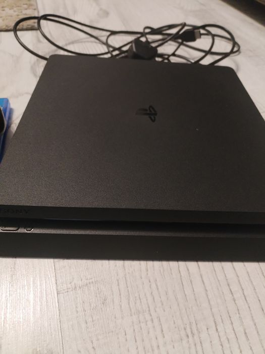 Consolă slim PS 4 cu 2 console și 1 joc FIFA