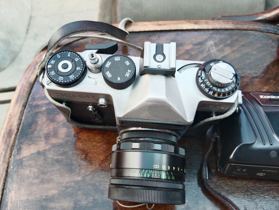 Фотоаппараты плёночные  Зенит и Коника.