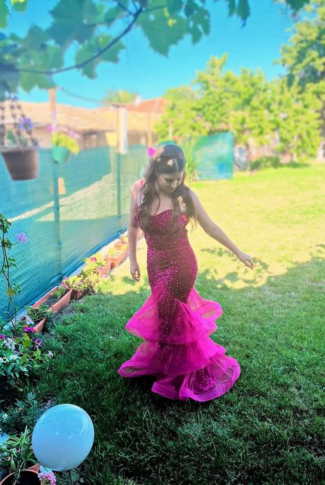 Дълга официална розова рокля
Размер: М
Обличан само един път, без забе