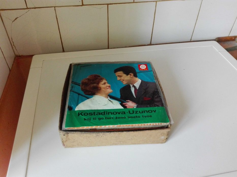 Красива картина и малки грамофонни плочи.