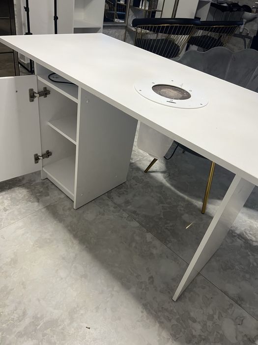 Masa manichiura cu aspirator profesional