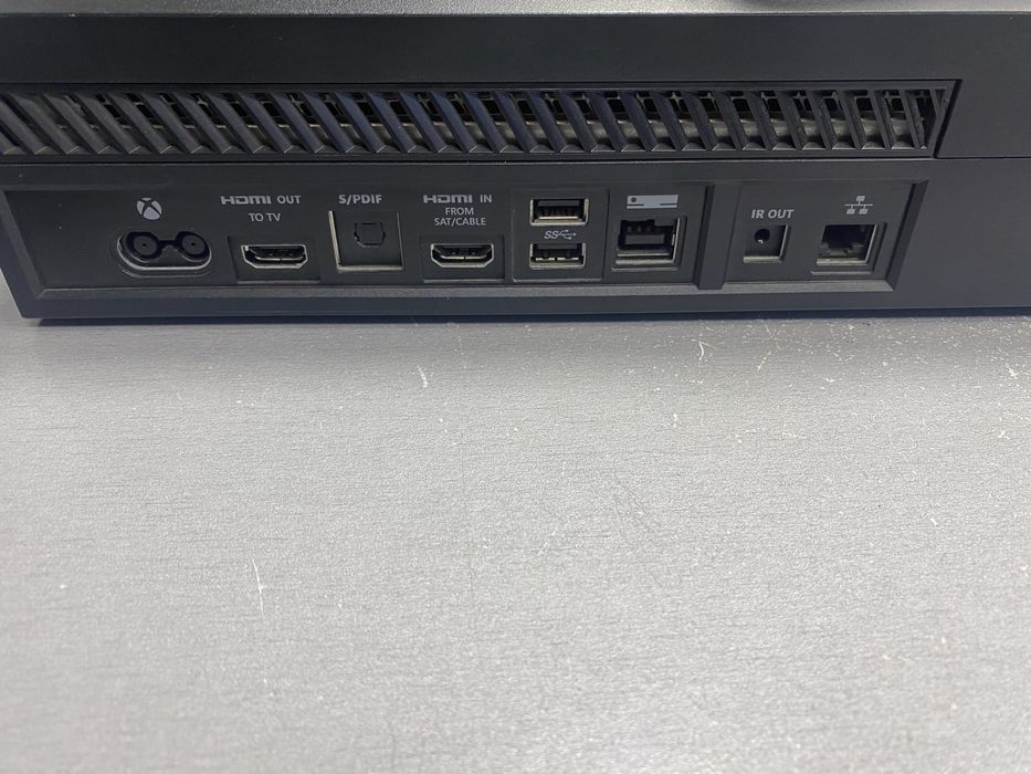 Xbox  one с джойстик и игри