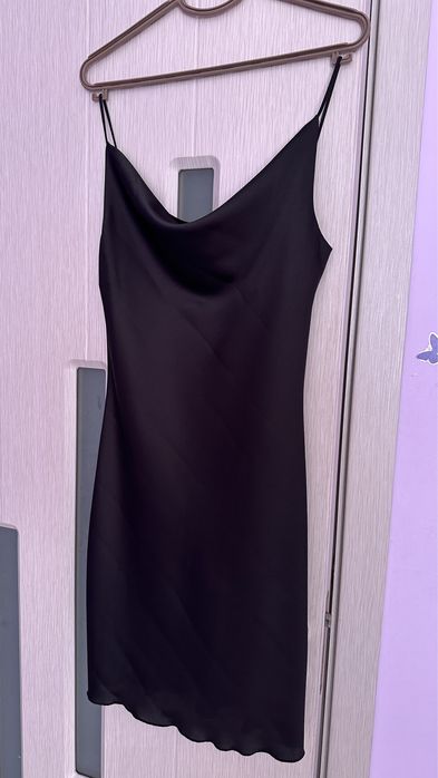 Модерна къса черна дамска рокличка с паднало деколте