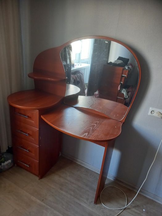 Продам  туалетный столик