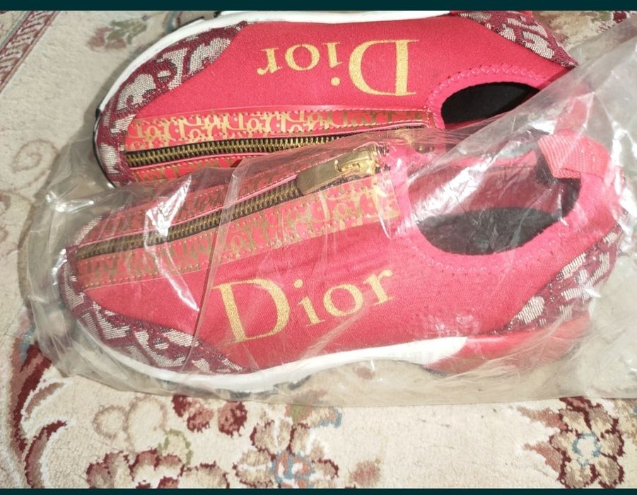 Кроссовки белые.