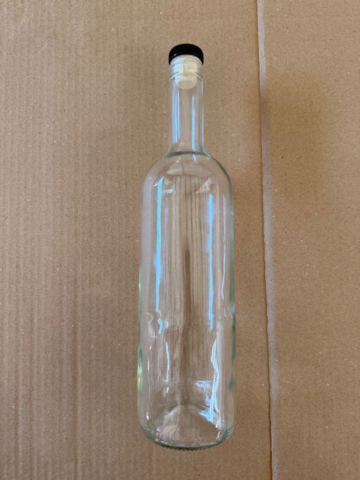 Стъклени бутилки за вино и ракия