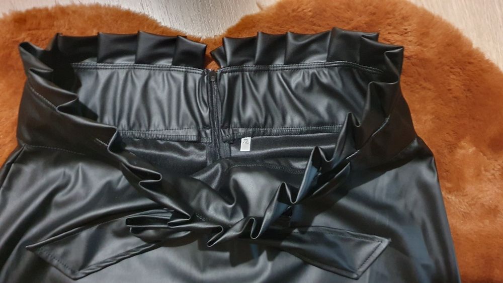 Fusta noua imitatie din piele XL