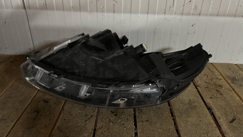 Десен фар Renault Clio 4