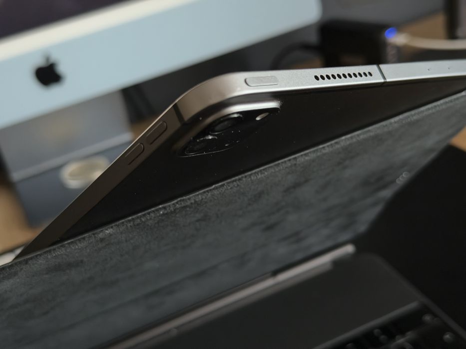 iPad Pro 12.9 Gen 6 2TB Stocare Wi-Fi + Cellular si Magic keyboard