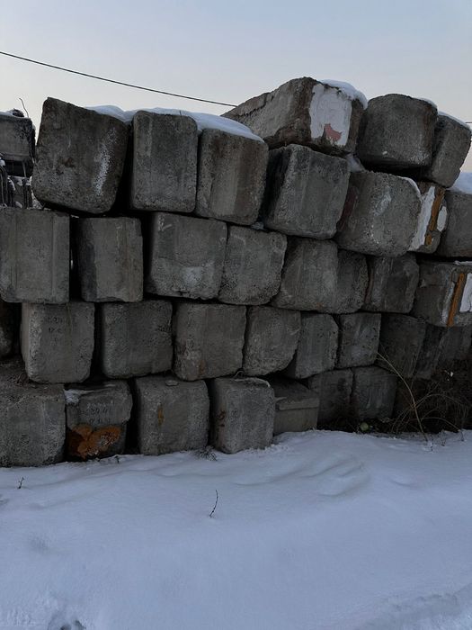Фундаменты бетонные блоки срочно продам