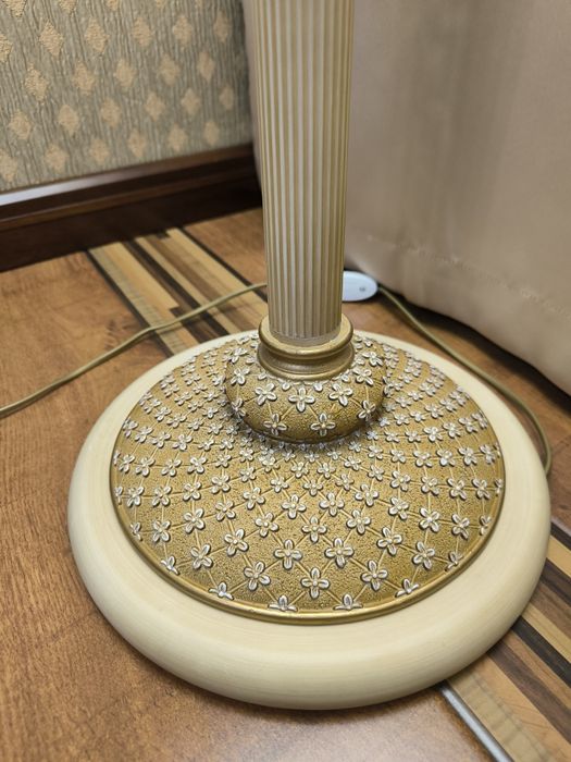 Настольная и напольная лампы, бра на стену