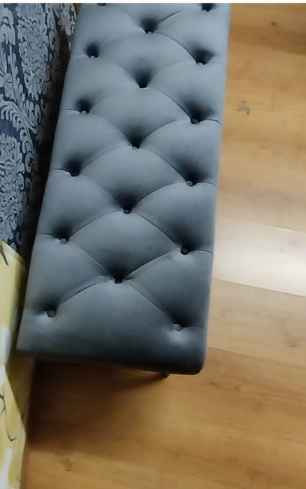 Vând băncuță tapițată model Chesterfield din catifea Gri antracit
