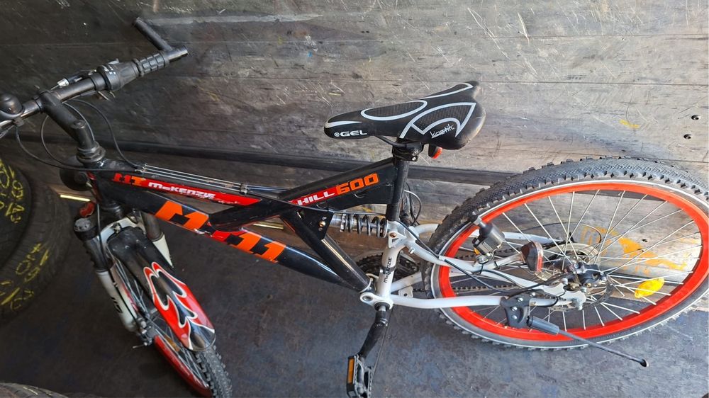 Bicicleta HiLL 800,frine disc,suspensie,anvelope,totul original