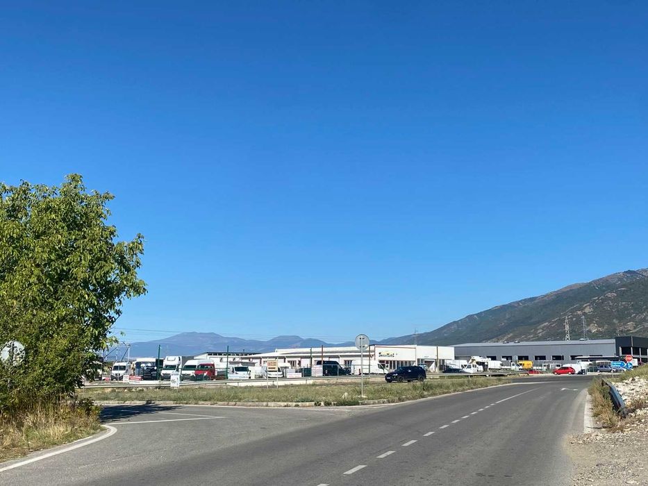 ПАРЦЕЛ 4 дка, с лице на главен път Карлово - Пловдив