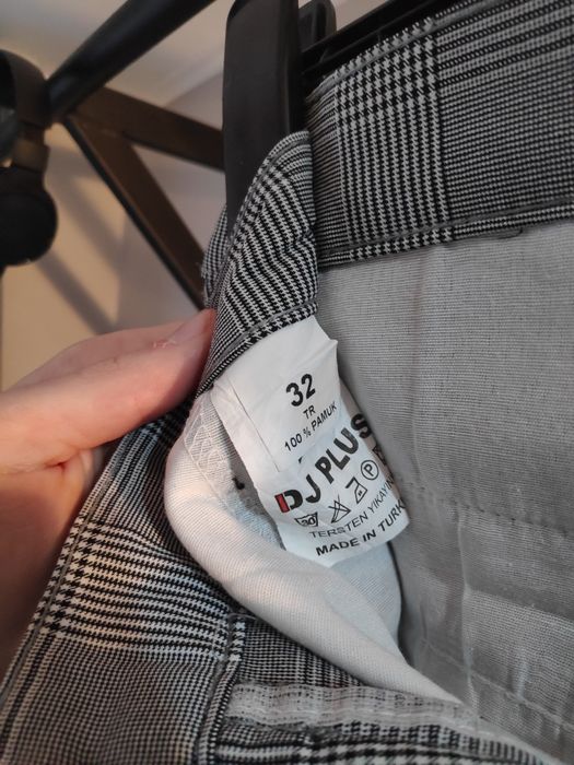 Vând pantaloni cu dungi