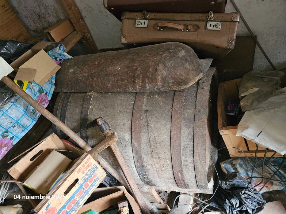 Butoi si butie de vânzare. A fost cărator, are cep la mijloc. Si o damigeana mare de vanzare, cred ca are 50 de litrii.