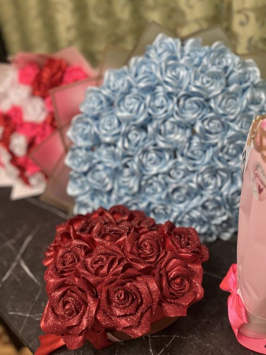 Розы из атласных лент