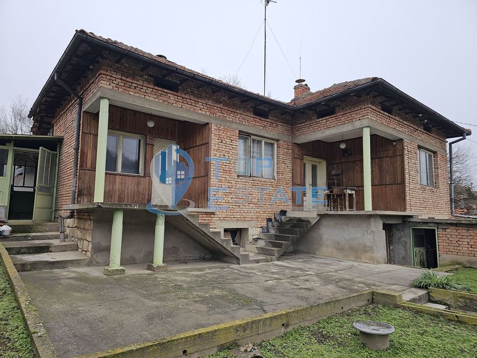 Здрава тухлена къща с гараж в село Пиперково, област Русе