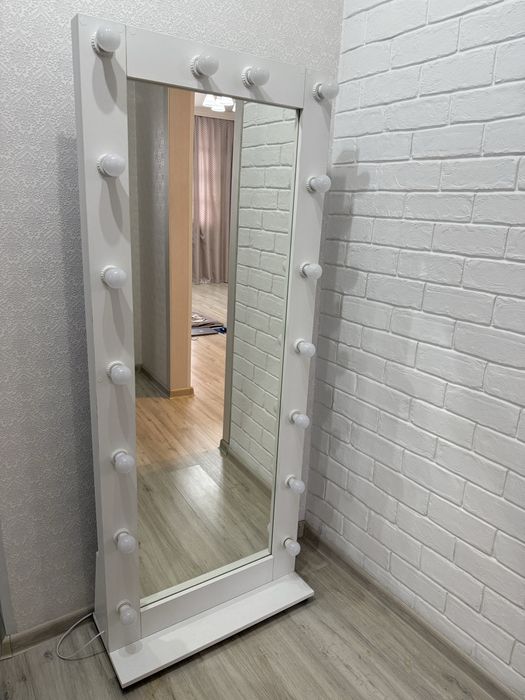 Напольное зеркало