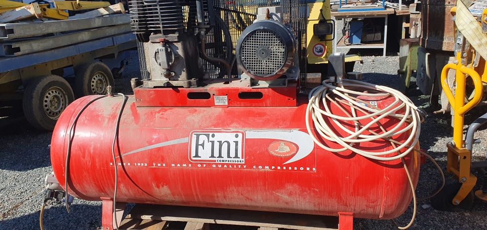 Compresor cu piston fini